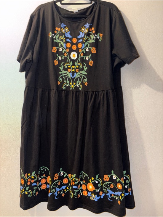 Dresses & Skirts - Women’s 4XL Black Short-Sleeve Dress with Colorful Floral Boho printed details